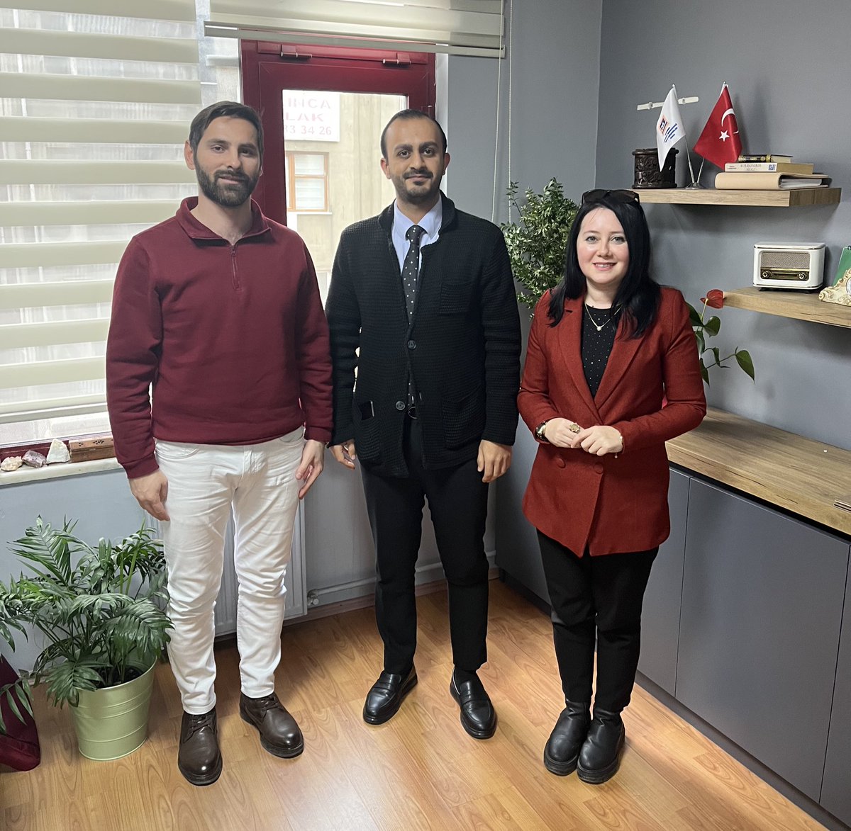 DevaPendikIlce's tweet image. İlçe Başkanımız Sn.Fatih Korkusuz(@fatih_korkusuzz ), Pendik’te hizmet veren Mali Müşavir Sn.Tuğba Yılmaz ve Elektrik Mühendisi Sn.Yasin Orman’ı ziyaret etti. Misafirperverlikleri ve hoş sohbetleri için kendilerine teşekkür eder, çalışmalarında başarılar dileriz. #DEVAPartisi