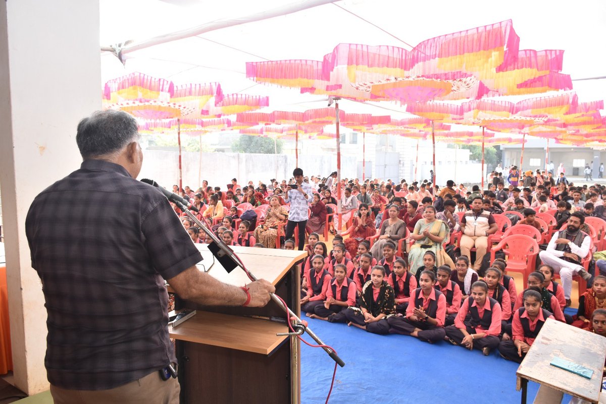 શ્રી એલ.એન.પી. શૈક્ષણિક સંકુલ, ડાંગ ખાતે ગુરુ ગોવિંદસિંહજીના સુપુત્રો સાહિબજાદા જોરાવર સિંહજી અને ફતેહ સિંહજીના બલિદાન દિવસ એટલે કે "વીર બાળ દિવસ" નિમિત્તે વિશેષ કાર્યક્રમ યોજાયો. આ કાર્યક્રમ દ્વારા વિદ્યાર્થીઓને સાહિબજાદાઓના સાહસ અને ધર્મનિષ્ઠાના મૂલ્યોથી માહિતગાર કરવામાં આવ્યા.