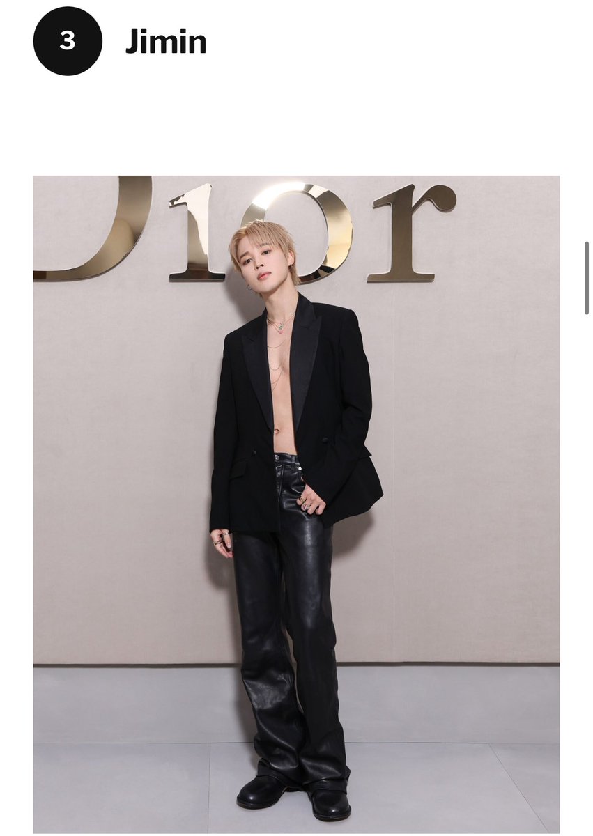 3. #Jimin Jimin compareceu ao desfile da coleção feminina da Dior, o  primeiro sob a direção do novo diretor criativo Jonathan Anderson, vestindo  um terno preto. Sua camisa desabotoada revelava seu peitoral, image size:851x1200