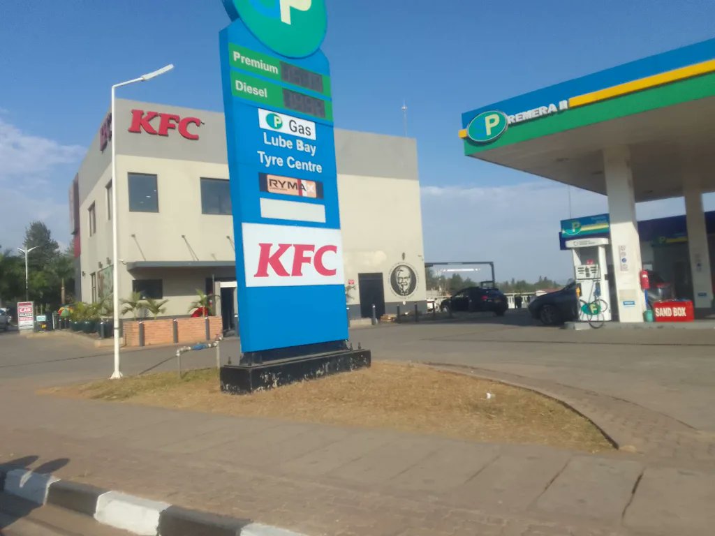 #Rwanda 🔴🇷🇼

#KFC, la multinationale alimentaire américaine, ferme ses portes au #Rwanda faute de clients.

Dans un petit pays #Pauvre, le pouvoir d’achat chute fortement à cause de la guerre que le beurk #Kagame mène en #RDC pour ses intérêts personnels. 

Bozui...