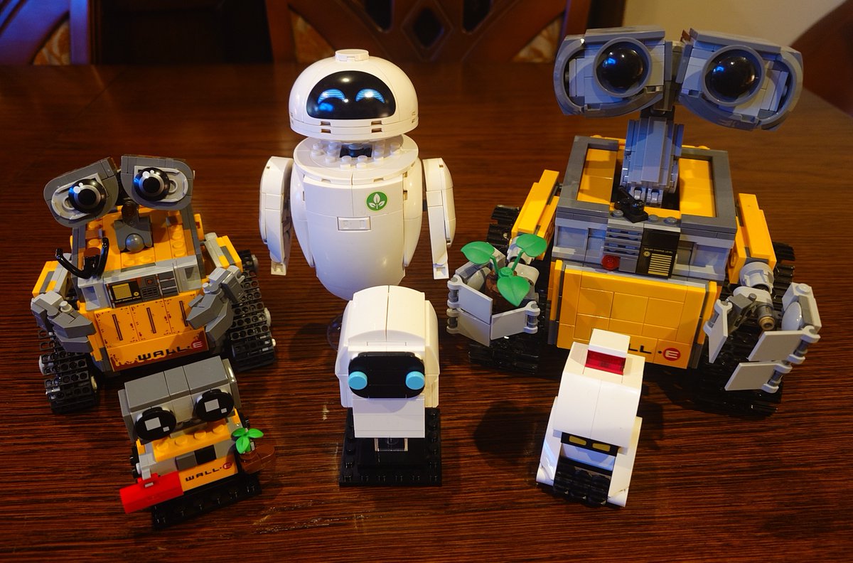 aurigo_dust's tweet image. Dziesięć lat temu duży WALL-E 21303 był jednym z pierwszych, nowych setów, które trafiły do mojej kolekcji LEGO. W ostatnich latach seria została wzbogacona o dwa kolejne zestawy - 43279 i 40619, które oczywiście też musiały trafić do moich gablotek ;) #LEGO #AFOL #WALLE #Pixar