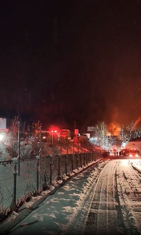 Gt8VUlzRG7buafO's tweet image. 【現場の状況】#交通情報 関越道 下り 水上IC～月夜野IC付近 トラックや乗用車 少なくとも１５台からむ爆発車両火災事故で通行止め渋滞12月26日 #関越道 #群馬 #新潟 #火災 : ニュース速報あれこれ総合 blog.livedoor.jp/reer121/archiv… #NHK #交通事故 通行止め解除時間かかる 15台事故 火事場所みなかみ町