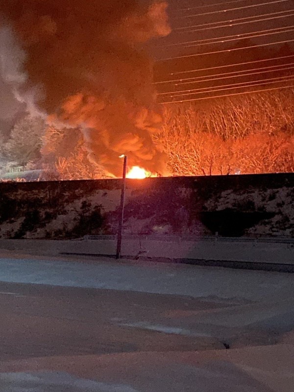 Gt8VUlzRG7buafO's tweet image. 【現場の状況】#交通情報 関越道 下り 水上IC～月夜野IC付近 トラックや乗用車 少なくとも１５台からむ爆発車両火災事故で通行止め渋滞12月26日 #関越道 #群馬 #新潟 #火災 : ニュース速報あれこれ総合 blog.livedoor.jp/reer121/archiv… #NHK #交通事故 通行止め解除時間かかる 15台事故 火事場所みなかみ町