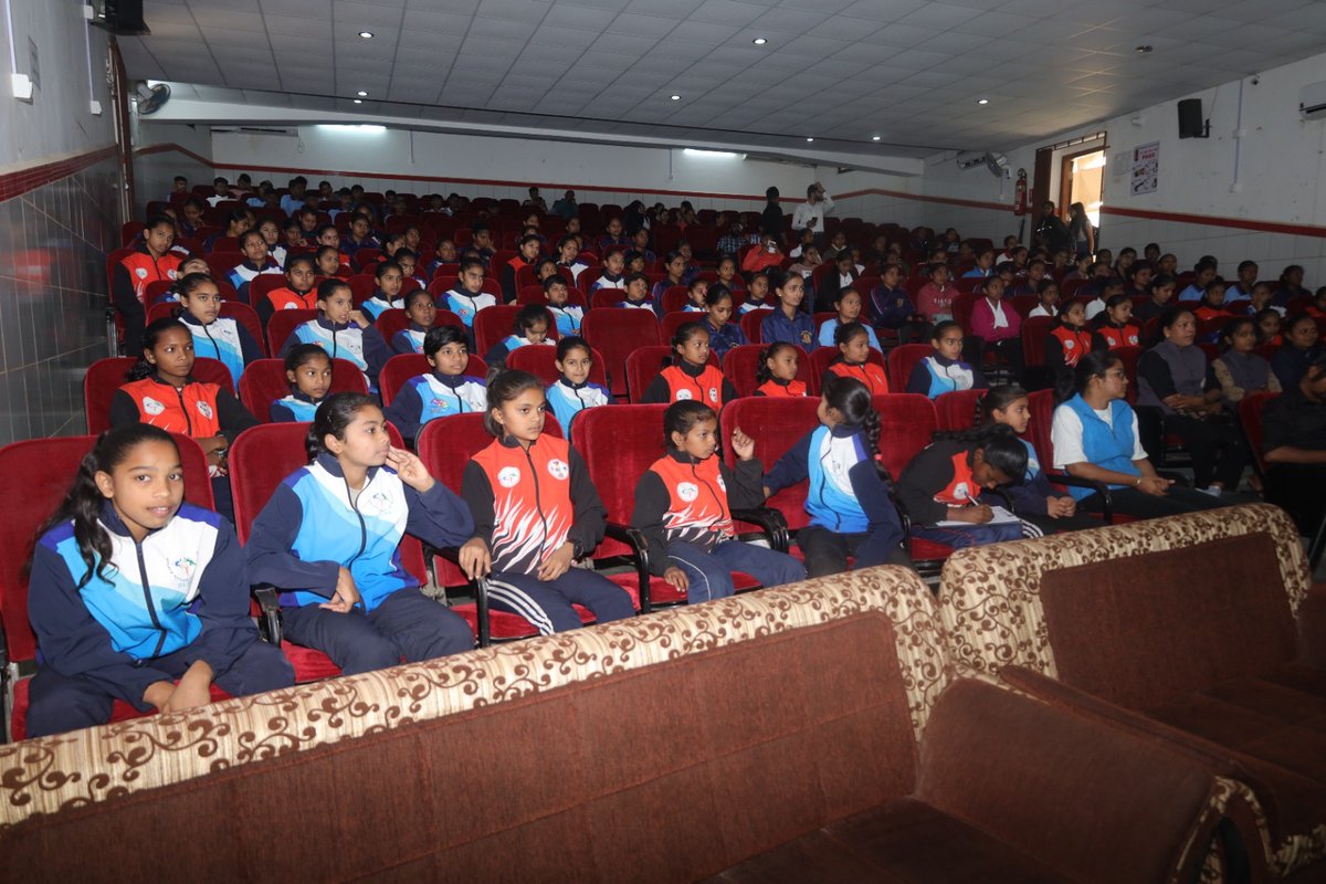 ભરૂચ ખાતે ગુરુ ગોવિંદસિંહજીના સુપુત્રો સાહિબજાદા જોરાવર સિંહજી અને ફતેહ સિંહજીના બલિદાન દિવસ એટલે કે "વીર બાળ દિવસ" નિમિત્તે વિશેષ કાર્યક્રમ યોજાયો. આ કાર્યક્રમ દ્વારા વિદ્યાર્થીઓને સાહિબજાદાઓના સાહસ અને ધર્મનિષ્ઠાના મૂલ્યોથી માહિતગાર કરવામાં આવ્યા.

#VeerBaalDiwas