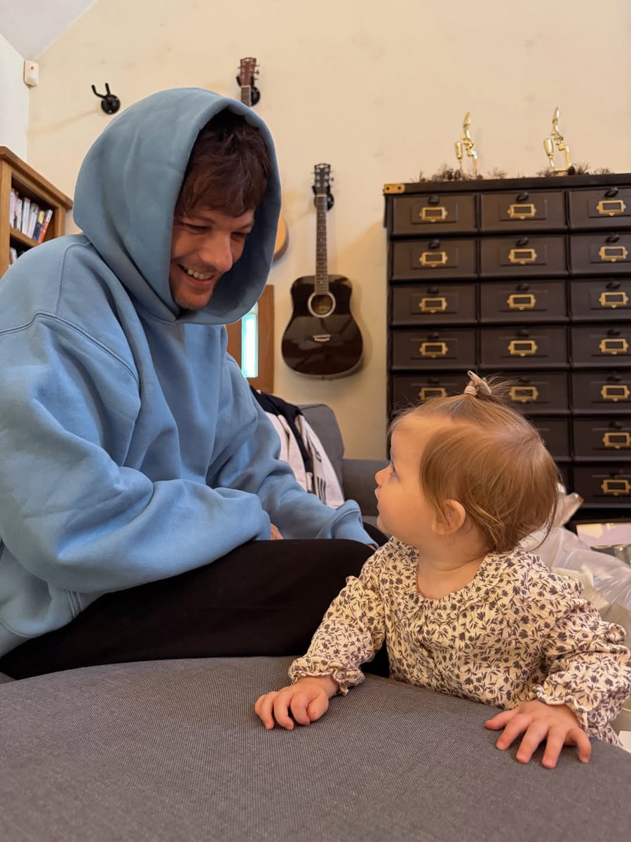 LTHQItaly's tweet image. Louis insieme a sua nipote Flossie durante le feste! 

via lottietomlinson