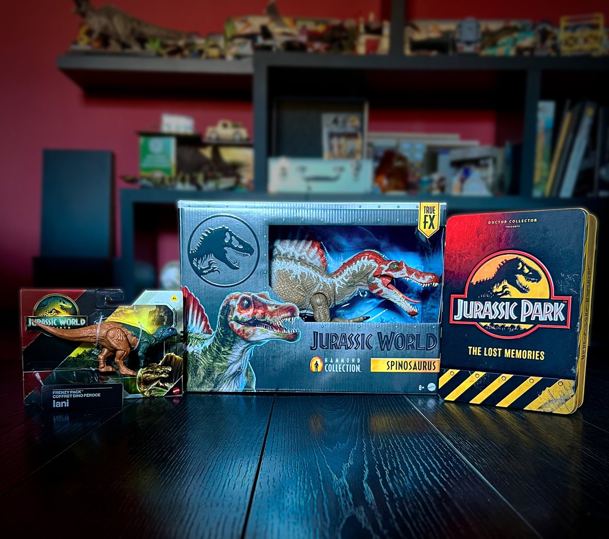 🎅 My Christmas was Jurassic : 
- 'Hammond Collection' Spinosaurus
- 'Jurassic Park: The Lost Memories' Collectible Set Box
- 'Frenzy Pack' Iani

And you, what Jurassic gifts did you get ? 🎁

#JurassicWorld