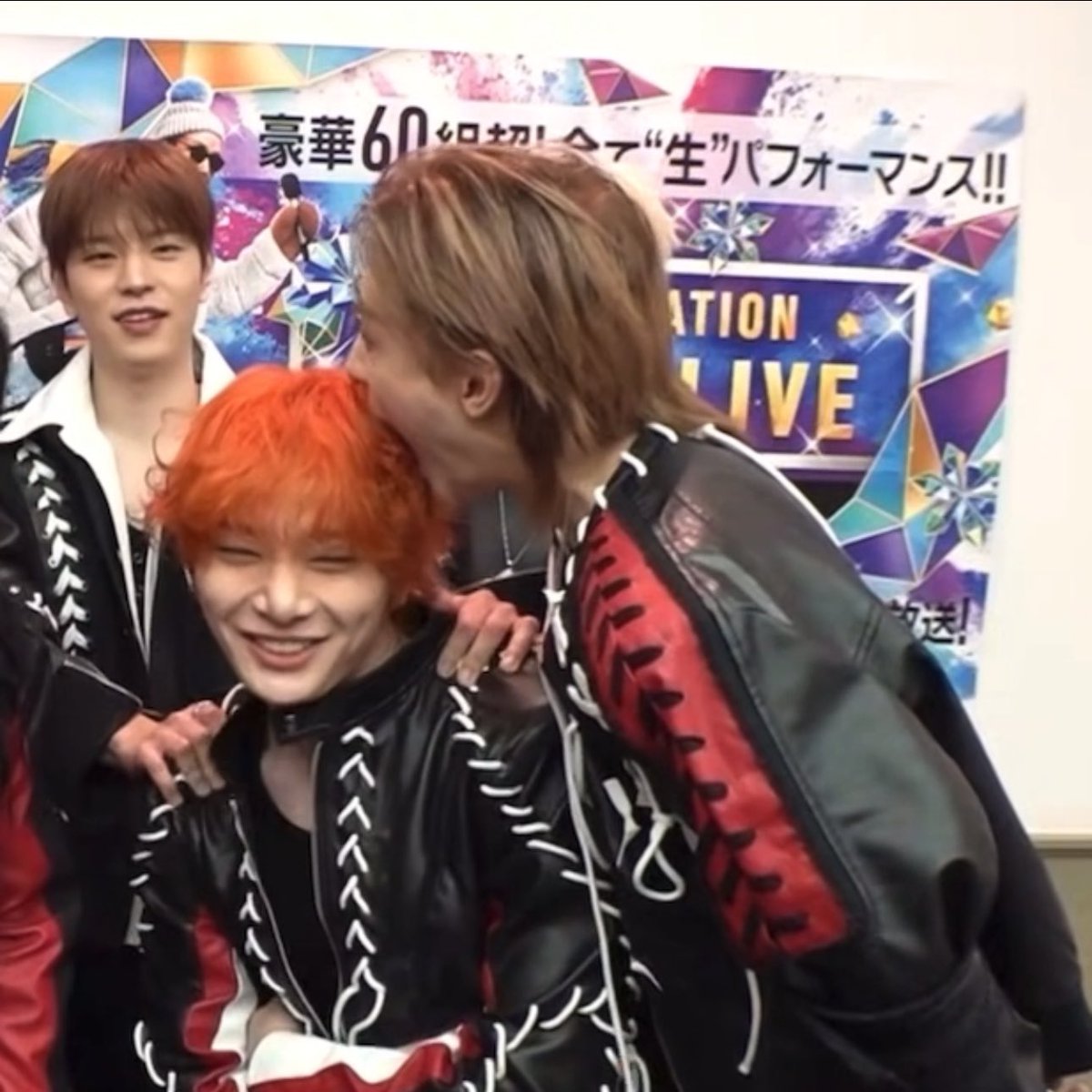 havenfiIm's tweet image. HYUNJIN TRYING TO EAT JEONGIN 😭