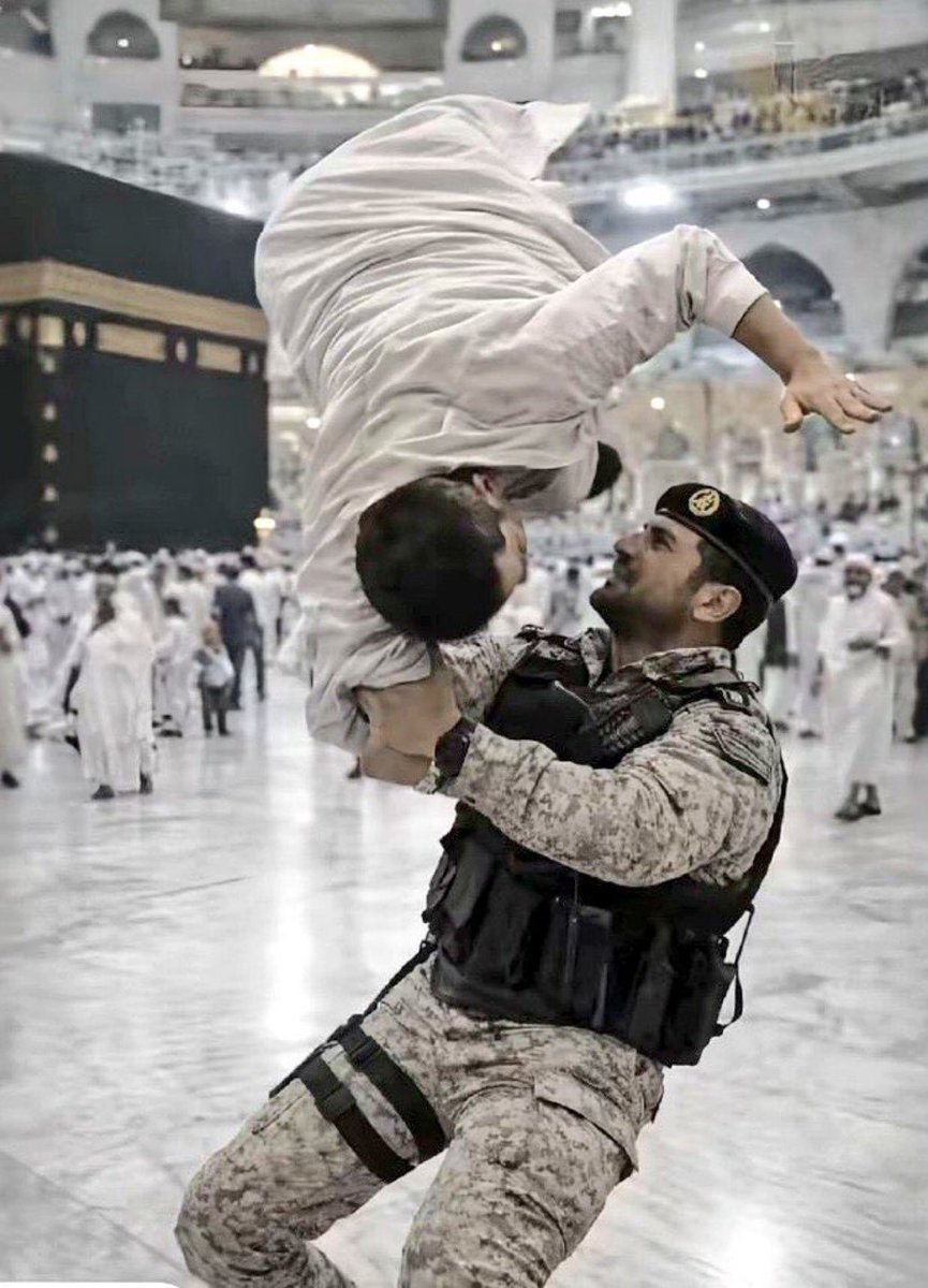كفو ماشاء الله 
صورة تمثل شجاعة #ابطال_الحرم 
وشهامة رجال صدقوا ما عاهدوا الله عليه حملوا الامانة والمسؤولية بكفاءة واقتدار
 
#ريان_سعيد_العسيري