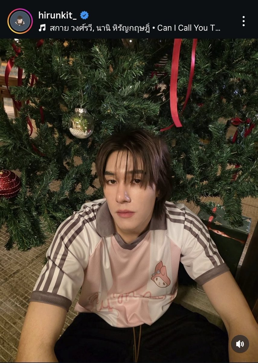 mayaonline2002's tweet image. 🎅 HO HO HO 🎄☃️ ควันหลงคริสต์มาสของคุณสกาย #skywongravee พี่ลูกนิ #hirunkit_ คู่หู S to the N ในปีนี้ยกให้เป็นอันดับ 1 โพสต์โซคิ้วท์โซใจ! เสื้อที่ใช่! เพลงที่ใช้ก็เริ่ดๆ เลยล่ะ!! 

ชาวคุณหนูปลาหมอซานิตี้999 ที่มีหลานชื่อเจ๊นี&amp;amp;ตี๋เล็กฝากมาบอกว่า "แต๊งกิ้วน้า~ คุณซานต้า" 😘🩵🩷…