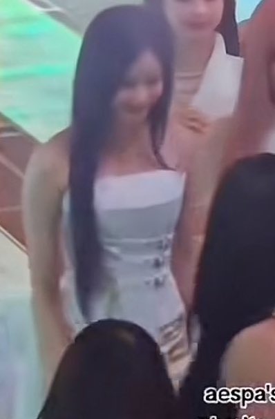 divinepharita's tweet image. low quality video of ningning directly staring at pharita… riri loves aespa, she was singing drama in bm content, her bias is karina and she must have been overjoyed to be this close to ningning and the girls

#PHARITA #파리타