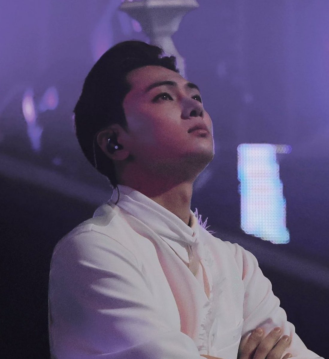 oneof_stars's tweet photo. Probably when realization hits that this was once his dream and now living in it https://t.co/74IwuL5yZC