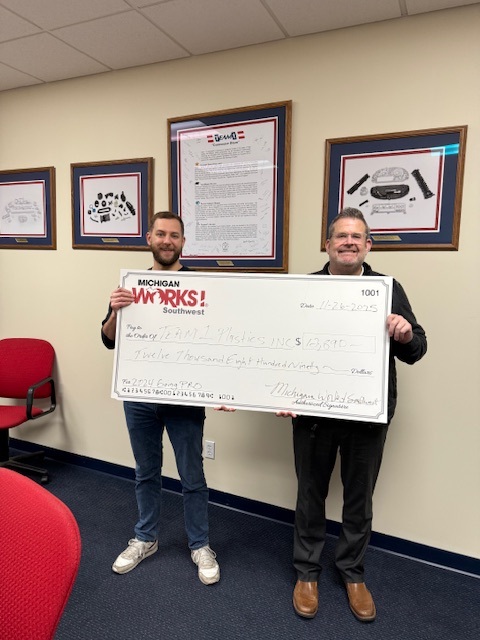 MiWorksSW's tweet image. Team 1 Plastics, Inc. in Albion, MI received a Going PRO Talent Fund reimbursement check, recognizing their investment in employee training and skill development.

#GoingPRO #MichiganWorks #WorkforceDevelopment #AlbionMI