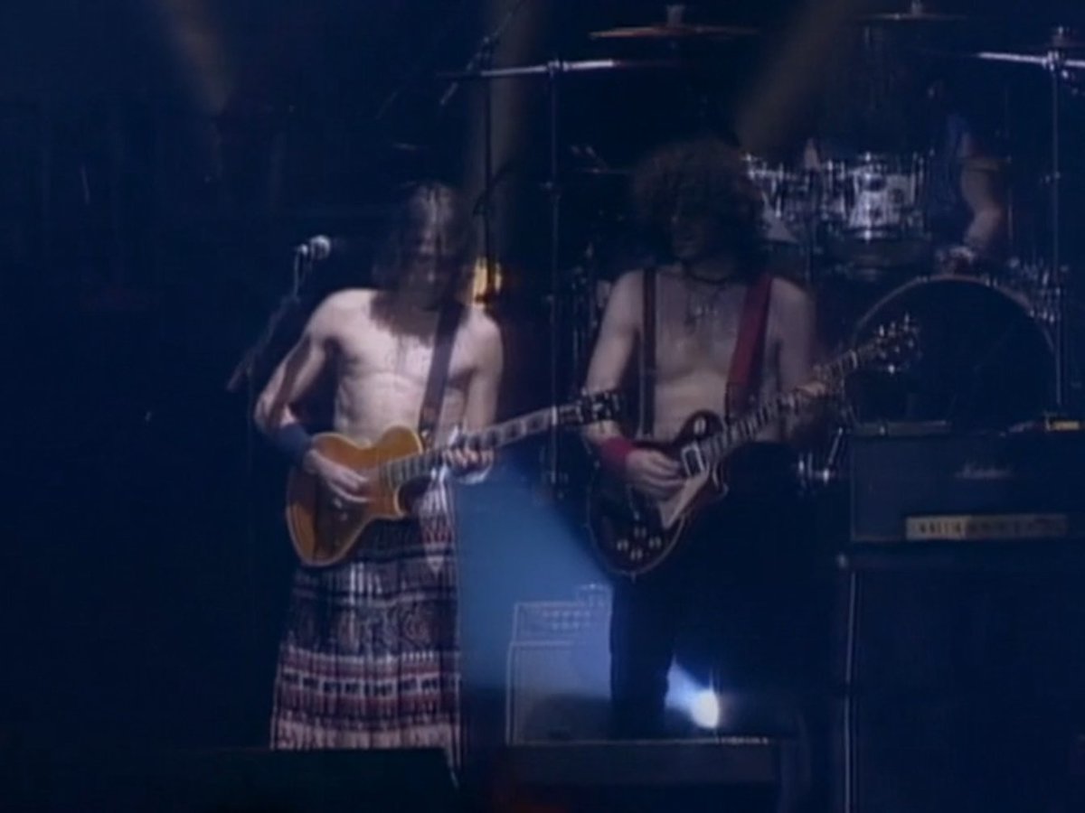 Vivir un concierto entero de Robe sin hablarnos de sandeces y diciendo que nos sobra el amor. 'Extremoduro Gira 2002', ya disponible.