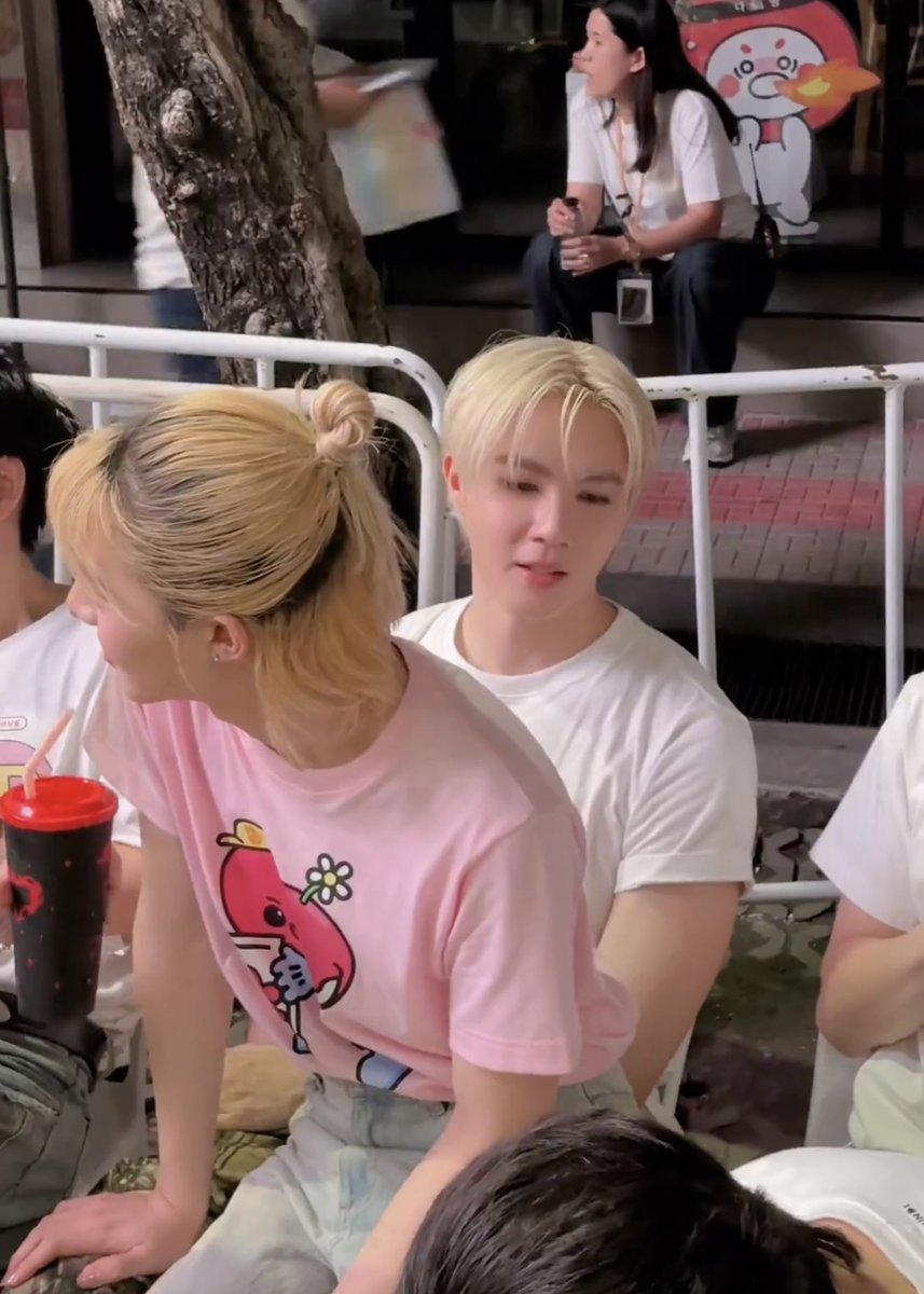 NNs_Chubbycheek's tweet image. นุนิวมานตุวเบาเท่านุ่นปะ นั่งตักพี่ซีแบบขาเดียวด้วยซ้ำพี่ซีฮียังนั่งสบาย ๆ เลยอะ 🙂‍↔️🙂‍↔️🙂‍↔️🙂‍↔️🙂‍↔️