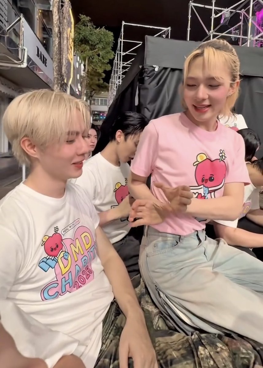 NNs_Chubbycheek's tweet image. นุนิวมานตุวเบาเท่านุ่นปะ นั่งตักพี่ซีแบบขาเดียวด้วยซ้ำพี่ซีฮียังนั่งสบาย ๆ เลยอะ 🙂‍↔️🙂‍↔️🙂‍↔️🙂‍↔️🙂‍↔️