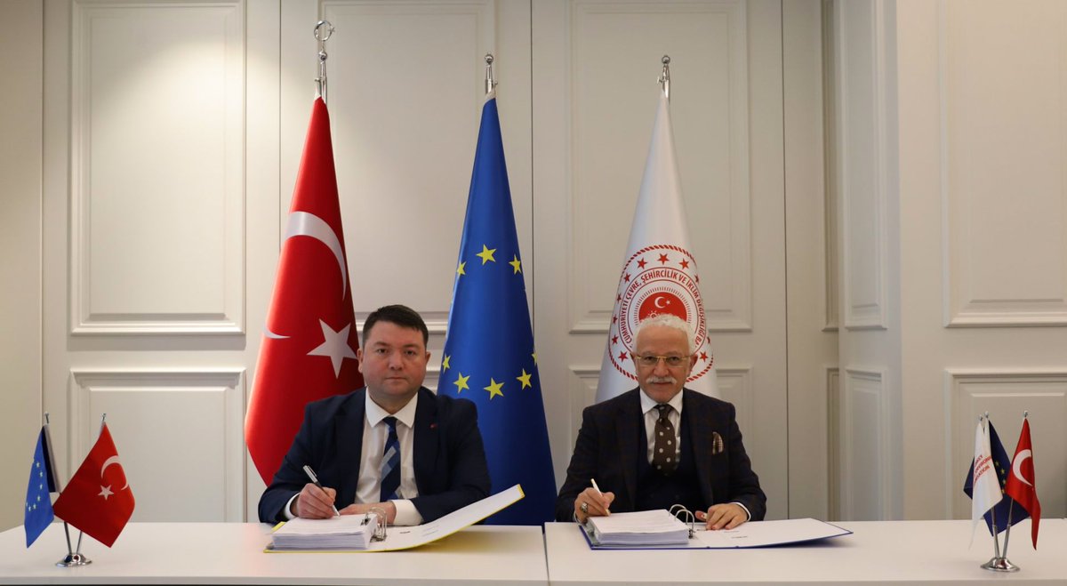 NEUniversitesi's tweet photo. #NEÜnünEseri 💯

Avrupa Birliği Katılım Öncesi Yardım Aracı (IPA III) kapsamında yürütülen Avrupa Birliği–Türkiye İklim Değişikliği Hibe Programı çerçevesinde desteklenen Ereğli İklim Değişikliğine Dayanıklı Akıllı Sulama Merkezi Projesinin 739 bin Euro değerindeki destek sözleşmesi, Rektörümüz Prof. Dr. @CemZorlu'nun katılımıyla Çevre, Şehircilik ve İklim Değişikliği Bakanlığı’nda düzenlenen törenle imzalandı.

➡️ https://t.co/P2N4L3hQmg
