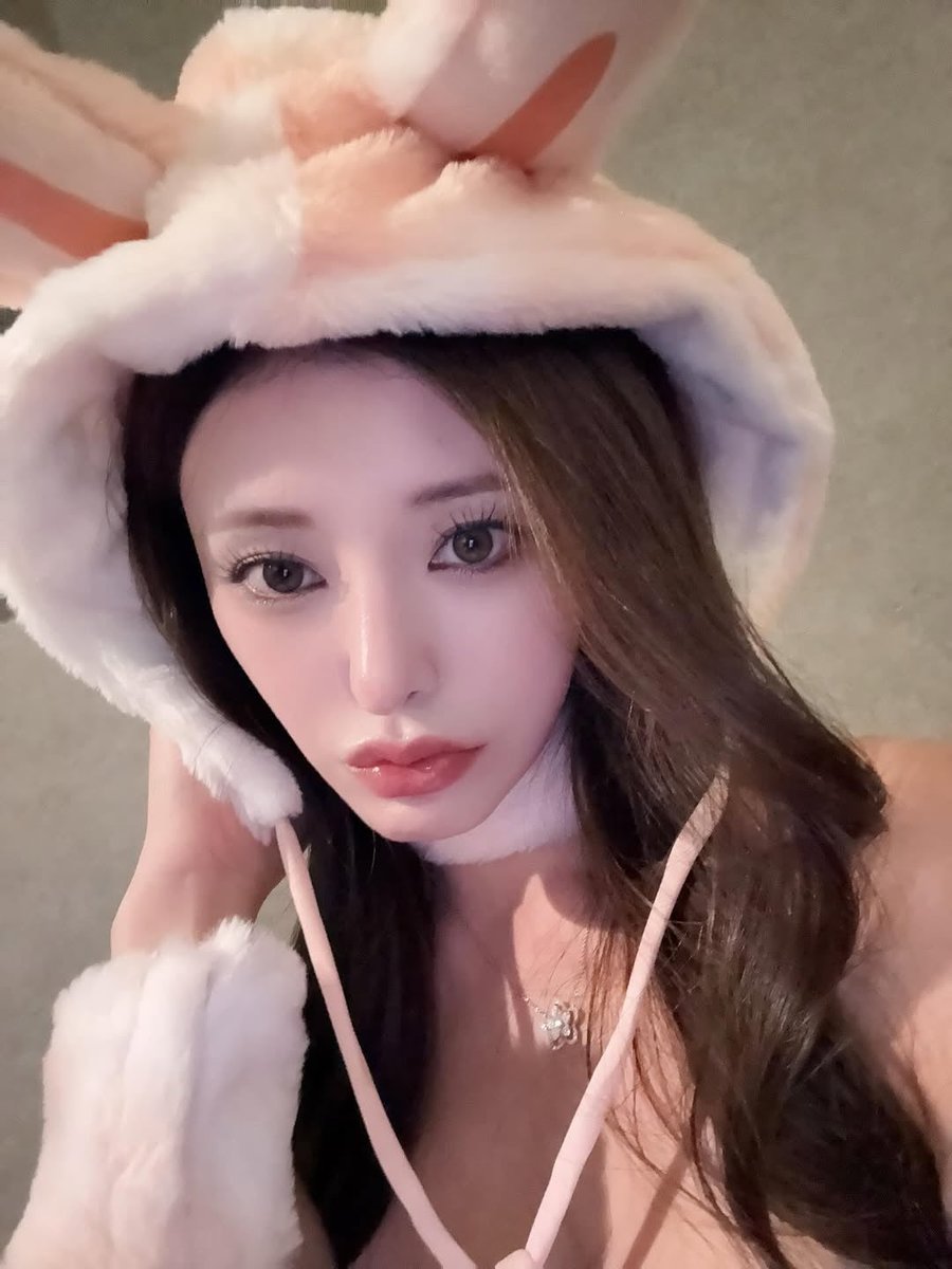 modelpress's tweet photo. 【せら「CHANCE & CHANGE」インタビュー】
港区キャバ嬢のまつ毛パーマ不要のメイク術
愛用のビューラー&プチプラマスカラ🎀
「1本1本時間をかけているんです」
🔻写真・インタビューはこちら
https://t.co/txzgfgGr97
#CHANCEANDCHANGE #チャンスアンドチェンジ https://t.co/XJ67TpYaM2