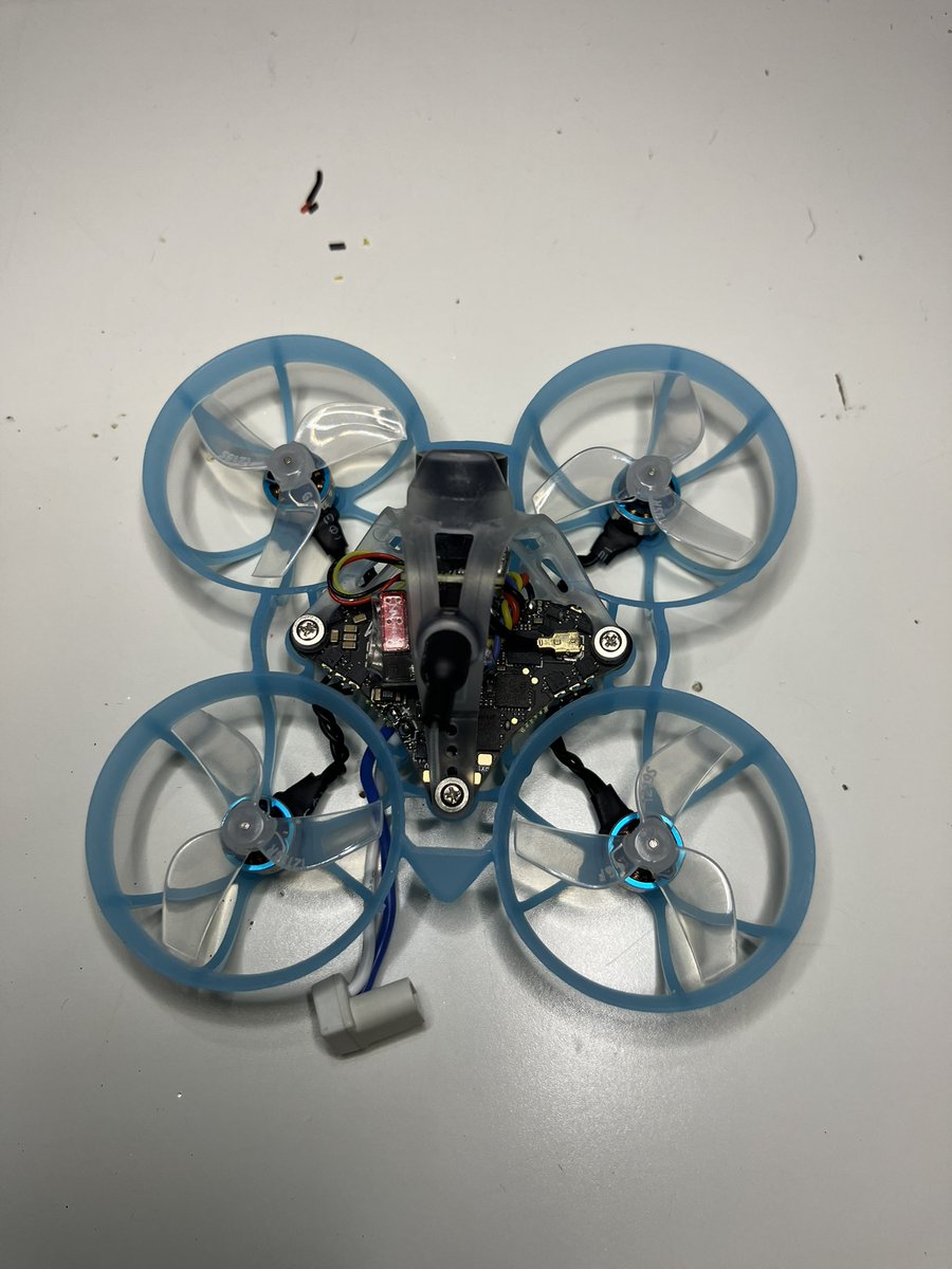 drone_bba's tweet photo. やっとアリエクからLEDが届いたのでつけたんだが、、、、点灯しない。諦めて明日は無灯火65で飛ばします🙁 #ハンダ #air65 https://t.co/Hb7HkGc05d