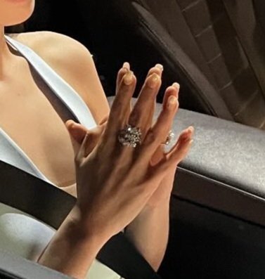 손가락 길이 체감된다
난 저런 뚱뚱한 반지 3개 끼면 손가락 깁스처럼 됨