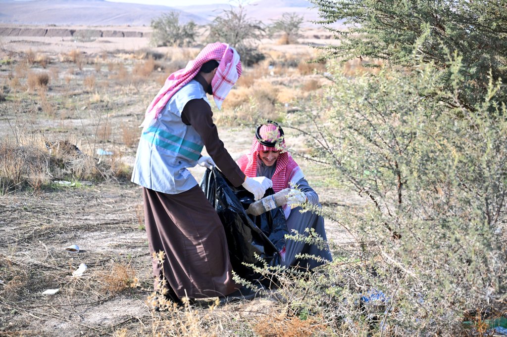 انطلاق مبادرة بيئتنا مسؤولية مشتركة تحت إشراف #أمانة_منطقة_الحدود_الشمالية وبالتعاون مع جمعية أمان البيئية وجمعية المسؤولية الاجتماعية وطلاب من متوسطة النجاشي وبالشراكة مع عدد من الجهات الأخرى والتي تهدف إلى تعزيز الوعي والمسؤولية المجتمعية وتحسين المشهد الحضري وتقليم الأشجار بما