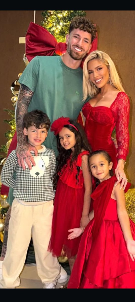 Agora vamos falar dessa foto aqui.
Pqp, que foto perfeita, todos os detalhes, meninos de verde, meninas de vermelho. Amo o fato de Helena, Mathew e Ceci não terem acesso à internet e não se contaminarem com a maldade das pessoas, queria guardá-los em um potinho.