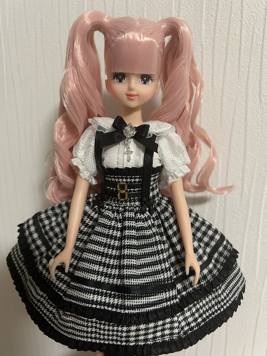 ジェニーちゃんに早速着替えて貰いました😊 縦ロールを崩したみたいな