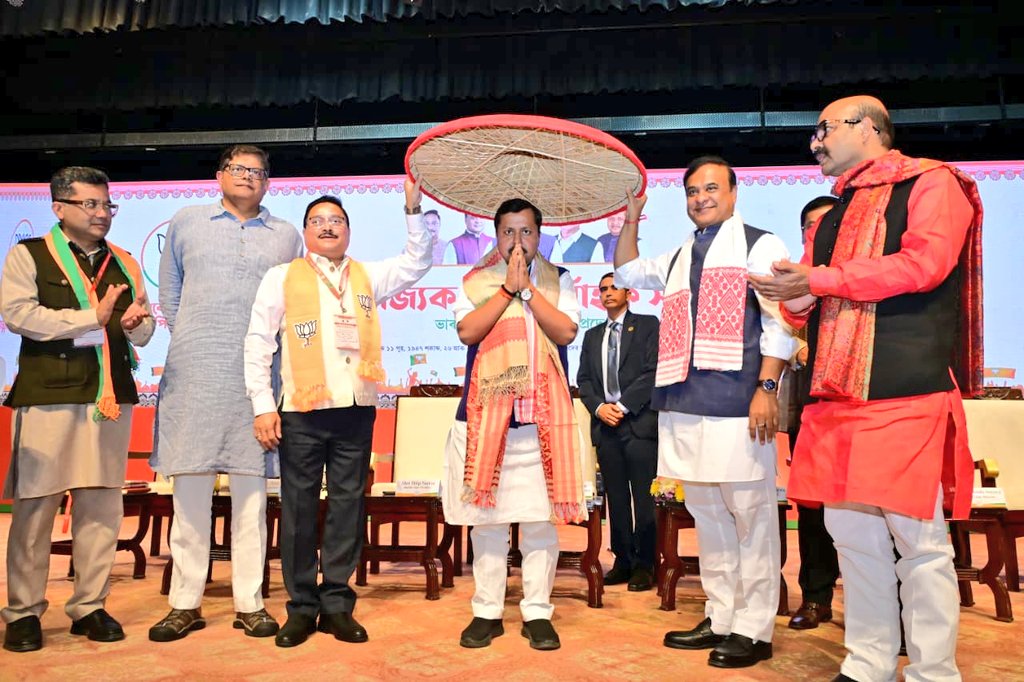 NitinNabin's tweet photo. Addressed the BJP Assam State Executive Meeting in Guwahati today.

The unwavering dedication and energy of our cadre remain the driving force behind the party’s growth in the state. 

Urged our karyakartas to deepen the party’s connect at the booth level and carry Prime Minister Shri @narendramodi Ji’s vision and the NDA government’s work to every doorstep.