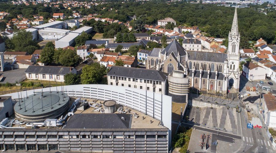 F_Desouche's tweet image. Nantes. Un jeune de 17 ans essaie de vendre un pull over sur le bon coin. Il tombe dans un guet apens, se fait poignarder par 3 ados âgés de 14 à 15 ans

 fdesouche.com/2025/12/26/nan…