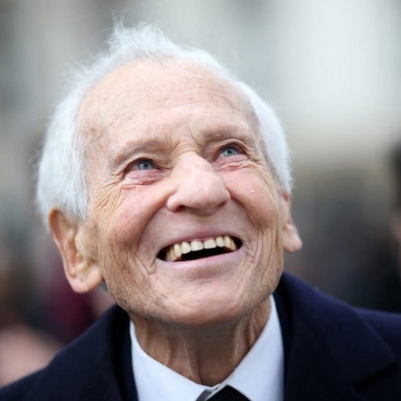 Paroles_auteurs's tweet image. "Vous savez, on meurt parce qu'on est né. À partir du moment où vous naissez, vous passez une espèce de contrat avec la mort. Si vous êtes né, vous mourrez, ça fait partie de la vie. Donc je crois qu'il faut vraiment l'accepter avec sérénité. Peut-être que croire en Dieu, c'est…