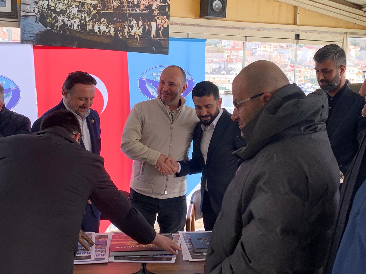 istdembir's tweet photo. 26 Aralık 2025 tarihinde,
(@iekarayel ) TBMM Balıkçılık ve Su Ürünleri Komisyonu Başkanı İsmail Emrah Karayel ve (@tugvaTR ) Türkiye Gençlik Vakfı (TÜGVA) Başkanı (@ibrahim_besinci )İbrahim Beşinci ile bir araya geldik.

1 Ocak’ta, mazlum Gazze halkına destek olmak için İstanbul Balıkçıları olarak Galata Köprüsü’nde yerimizi biz de alacağız.

Vira Bismillah!