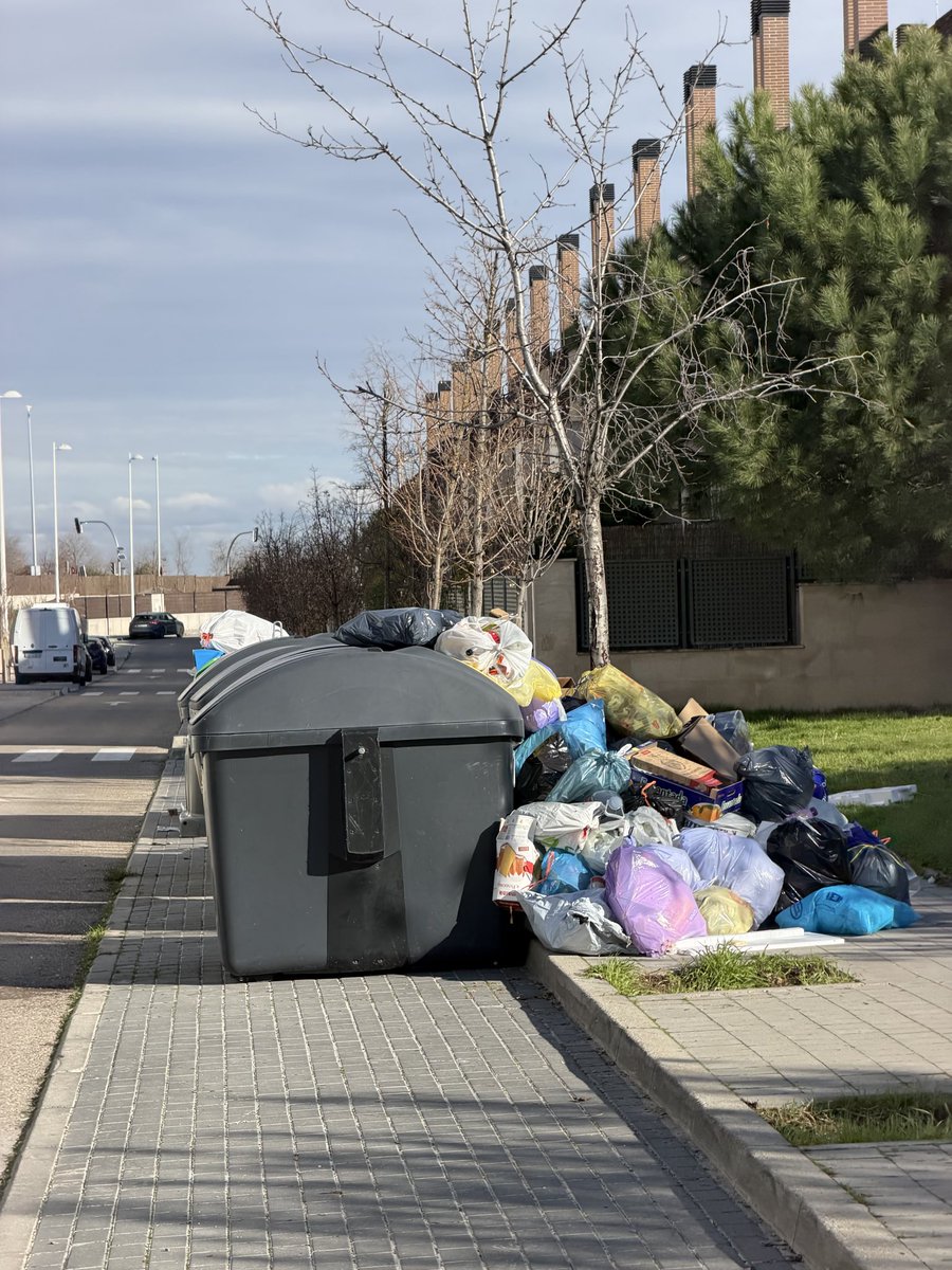 scar89b's tweet photo. @MADRID nos contáis el impuesto de basuras pero luego nadie las recoge…
Esta foto es de mi calle José Luis Pecker 29 hace unos minutos. Es una vergüenza!!
#verguenza #aytomadrid #madrid #basura https://t.co/3uPwye2TsZ