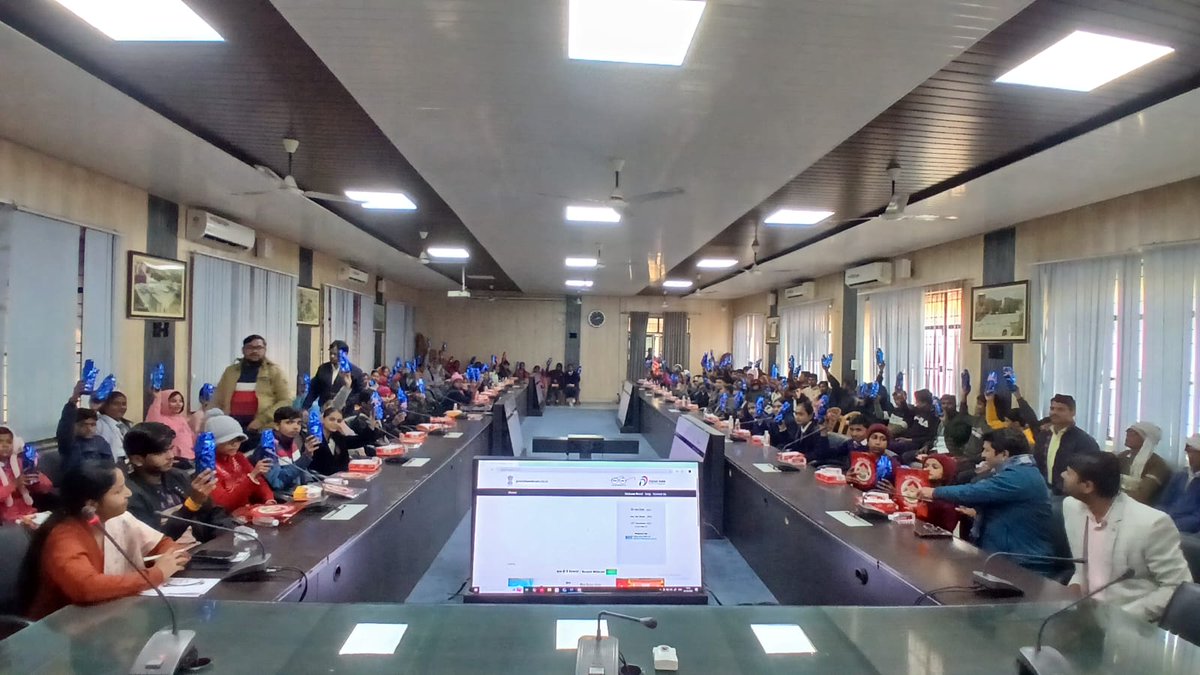 OfficeDehat's tweet photo. आज दिनांक 26.12.2025 को वीरबालदिवस के अवसर पर जिलाधिकारी महोदय द्वारा जनपद के वीरता एवं साहसपूर्ण कार्य करने वाले बच्चों एवं कार्यक्रम में उपस्थित बच्चों को उपहार देकर पुरष्कृत किया गया @UPMahilaKalyan @MinistryWCD @UPGovt @CMOfficeUP @InfoDeptUP https://t.co/o9EcLpGcHB