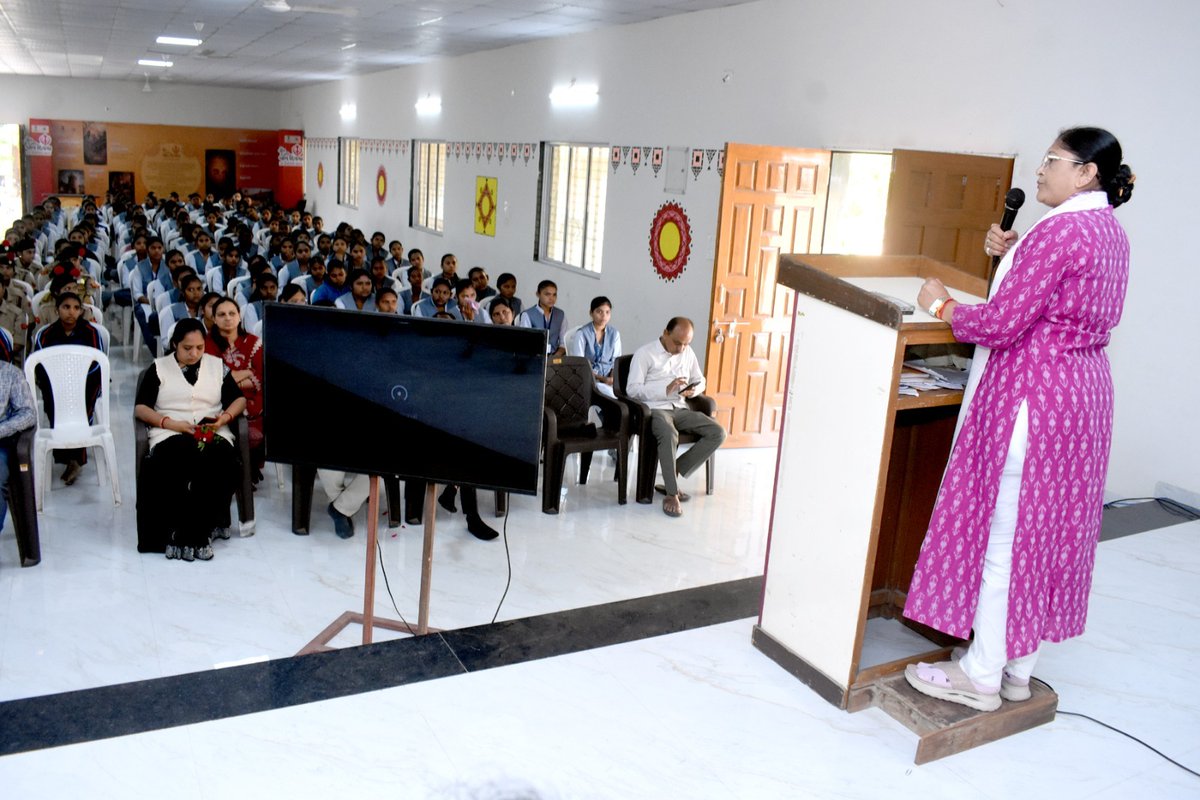 રાજપીપળા, નર્મદા ખાતે ગુરુ ગોવિંદસિંહજીના સુપુત્રો સાહિબજાદા જોરાવર સિંહજી અને ફતેહ સિંહજીના બલિદાન દિવસ એટલે કે "વીર બાળ દિવસ" નિમિત્તે વિશેષ કાર્યક્રમ યોજાયો. આ કાર્યક્રમ દ્વારા વિદ્યાર્થીઓને સાહિબજાદાઓના સાહસ અને ધર્મનિષ્ઠાના મૂલ્યોથી માહિતગાર કરવામાં આવ્યા.

#VeerBaalDiwas