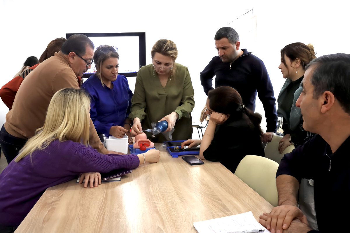 Respublika Təcili və Təxirəsalınmaz Tibbi Yardım Mərkəzinin həkim-təlimçisi Xuraman Abbasova tərəfindən tibb işçiləri üçün “Allergik vəziyyətlərdə ilkin yardım” və “Neonatologiyada ilkin yardım” mövzularında maarifləndirici təlim keçirilib.