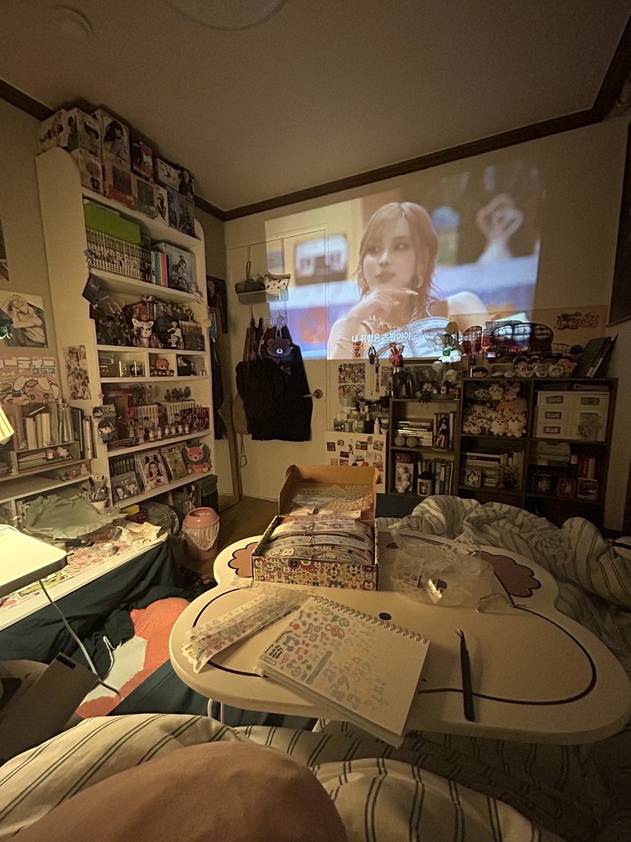 방에서 한발자국도 나가지 못하는 이유 ᵔ︡⌔ᵔ︠