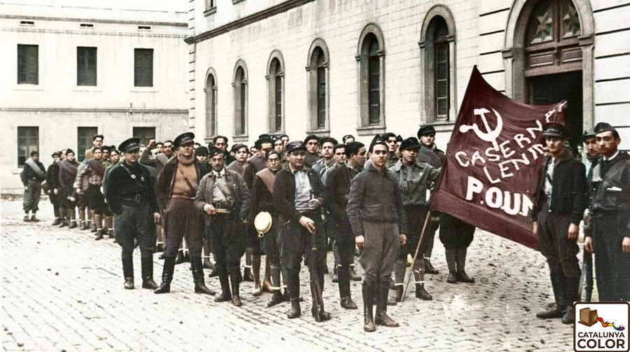 CatalunyaColor's tweet image. Sant Esteve de 1936. L'escriptor i brigadista George Orwell a les casernes Lenin de Barcelona (C/Tarragona). És el noi més alt, que sobresurt a l'esquerra de la foto.  

📸Agustí Centelles