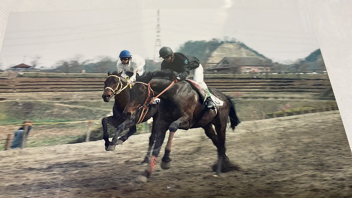 doremiaccodion's tweet photo. @new_hisamaru ヒシブリザードの首を下げたタイキブリザードそっくりな走り方でしょうか？
デジカメならデータを差し上げられるのですが、まだこの時フィルムカメラでした。 https://t.co/DMmo191xlC