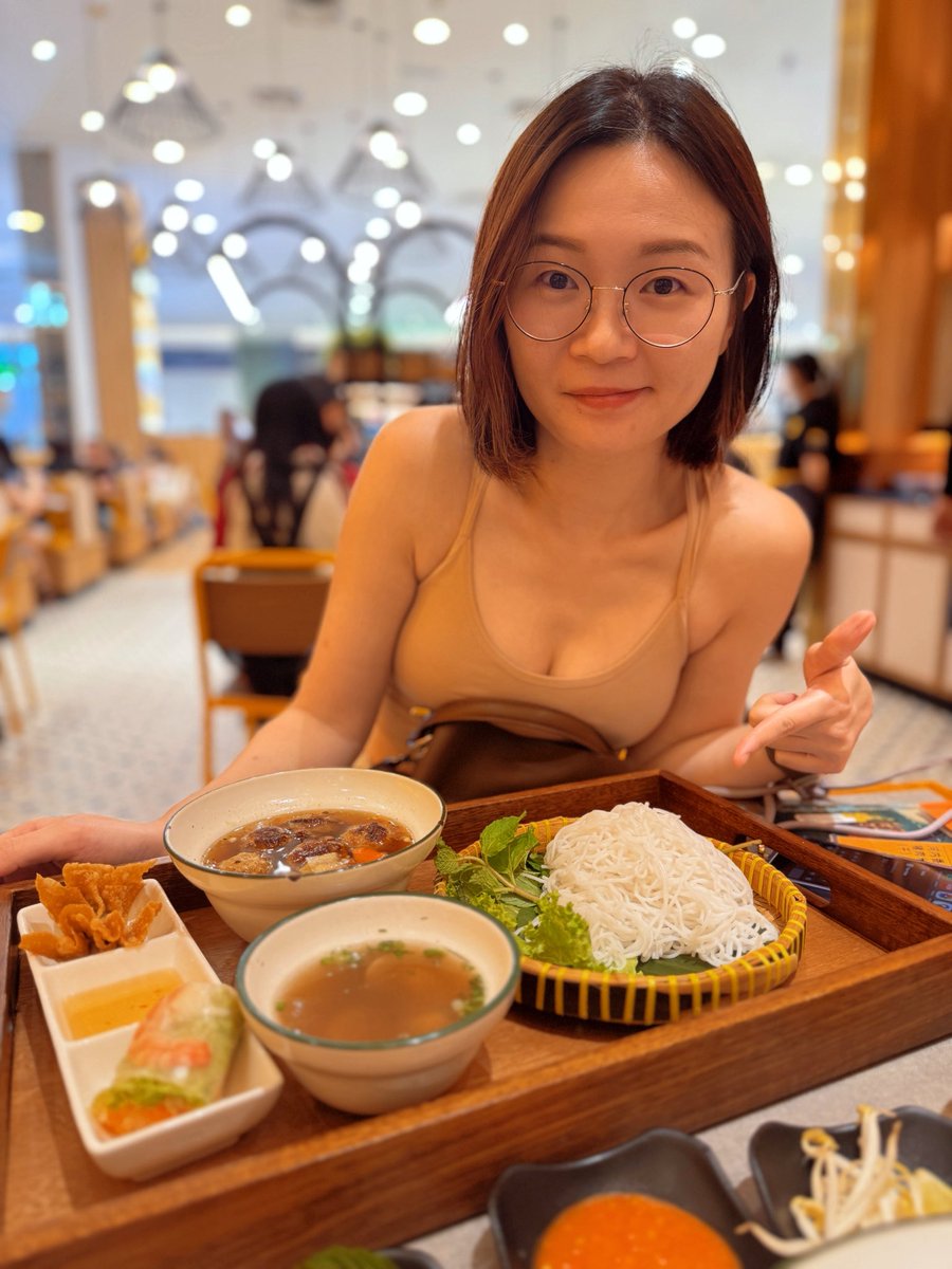 daddynshane's tweet photo. Pusing mall, singgah makan kat gerai ala luar negara β sup pho tulang rebus 12 jam, rasa pekat. Aku order mee beras dengan daging bakar + bebola, campur sayur & sos masam-manis, memang menyegarkan. Meja sos sendiri & portion ikut selera. #MakanTime #MeeBeras #Dinner https://t.co/W6aFEPvZi7