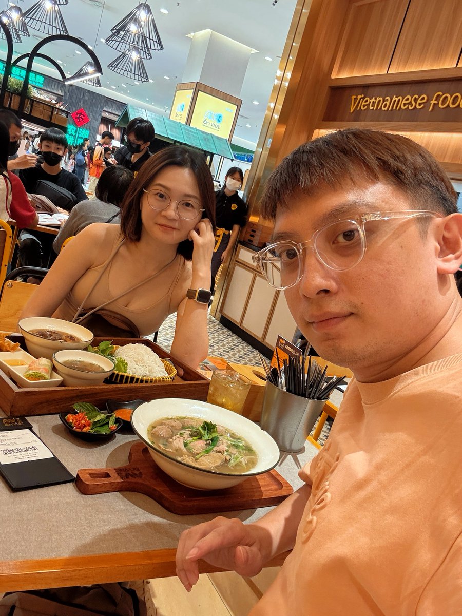 daddynshane's tweet photo. Pusing mall, singgah makan kat gerai ala luar negara β sup pho tulang rebus 12 jam, rasa pekat. Aku order mee beras dengan daging bakar + bebola, campur sayur & sos masam-manis, memang menyegarkan. Meja sos sendiri & portion ikut selera. #MakanTime #MeeBeras #Dinner https://t.co/W6aFEPvZi7