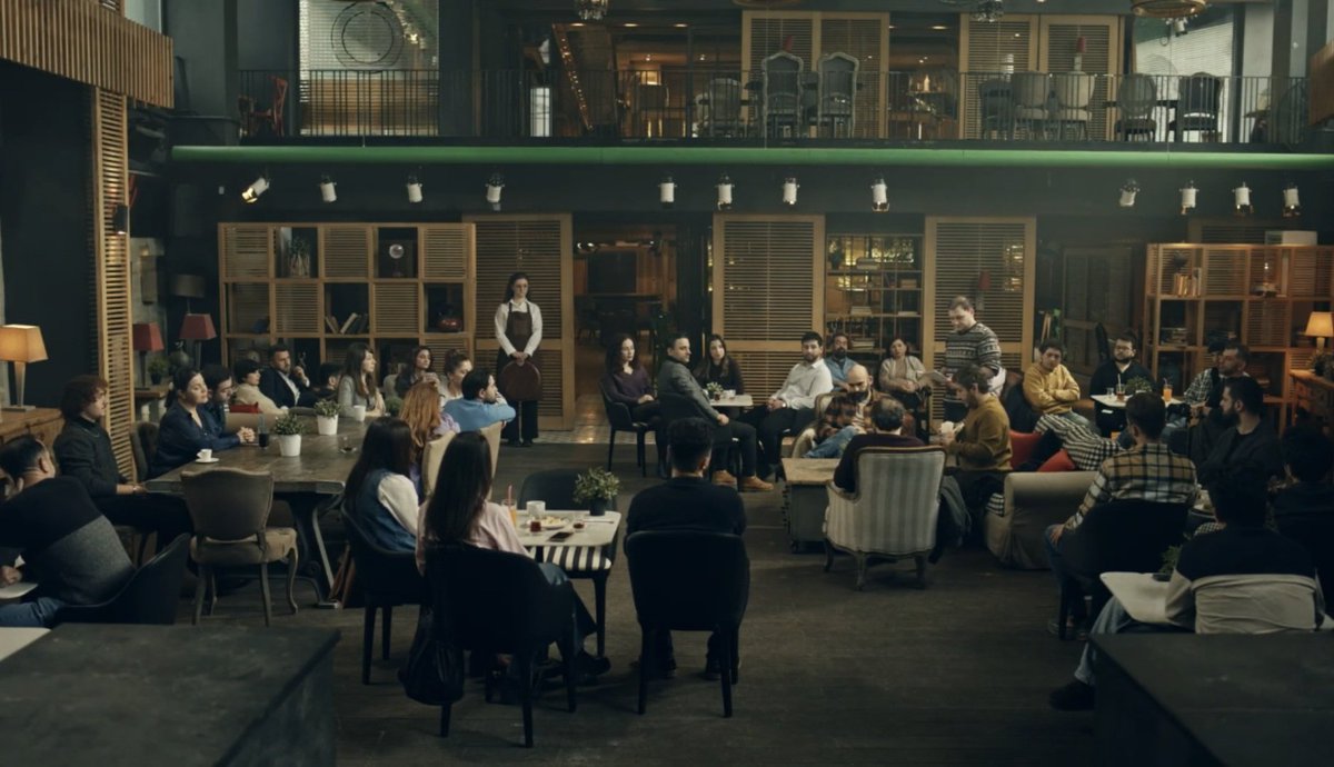 Burası Gibi'nin son sezonundaki "Başkaları" bölümüne dönmüş iyice. Kimsenin aklı konuştuğu kişide değil, herkes başkasının peşinde. Birisinin Yılmaz gibi herkesi bi kafeye toplayıp durumu çözmesi lazım sgdgdgd