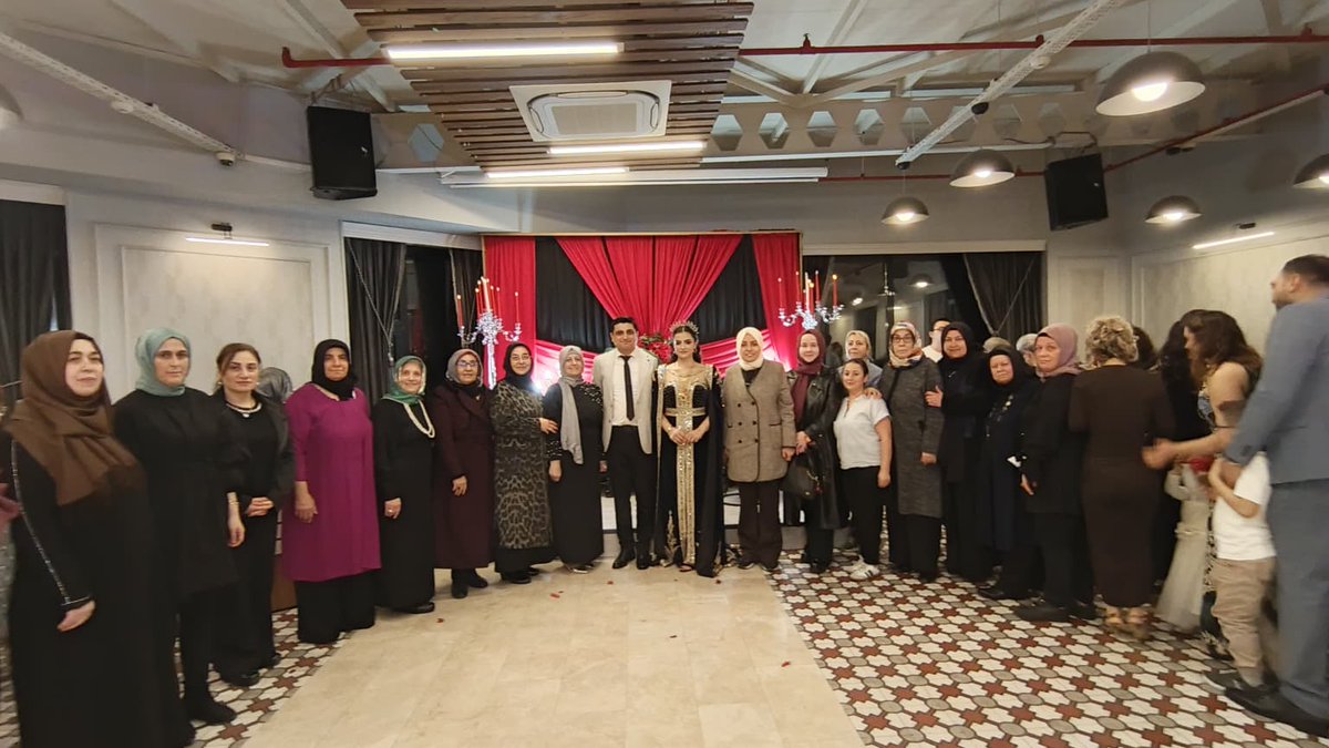 Yönetim Kurulu Üyemiz Sevim Parlak’ın kıymetli kızının kına merasimine katılım sağladık. Bir
yuvanın mutluluğuna, bir annenin heyecanına ortak olduk. Hayırlı bir evlilik temennisiyle genç çiftimize ömür boyu mutluluklar diliyor, mutluluklarının daim olmasını temenni ediyoruz.