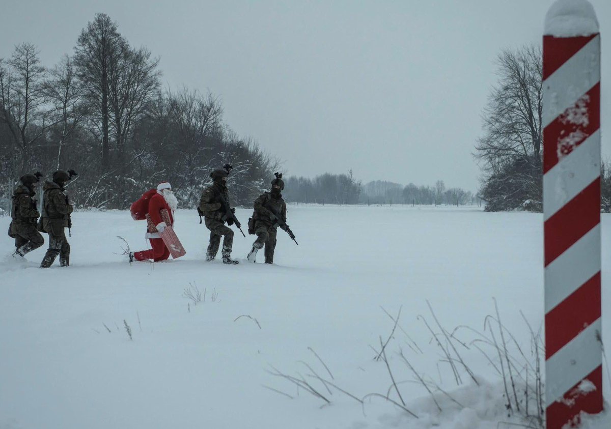 ポーランドの国境地帯で撮影されたという重要人物を護衛し安全に越境させるポーランド国境警備隊の兵士たちの姿、なかなかに趣深い