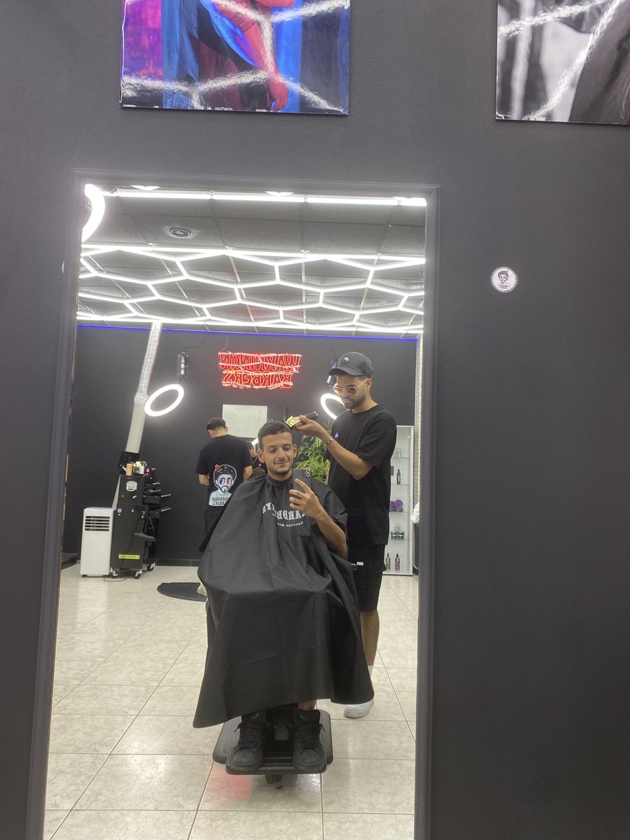 AlphaKariim's tweet image. While I cut my hair, you cut your balance. Discipline is also paid.💇🏽‍♂️🔞✅✅