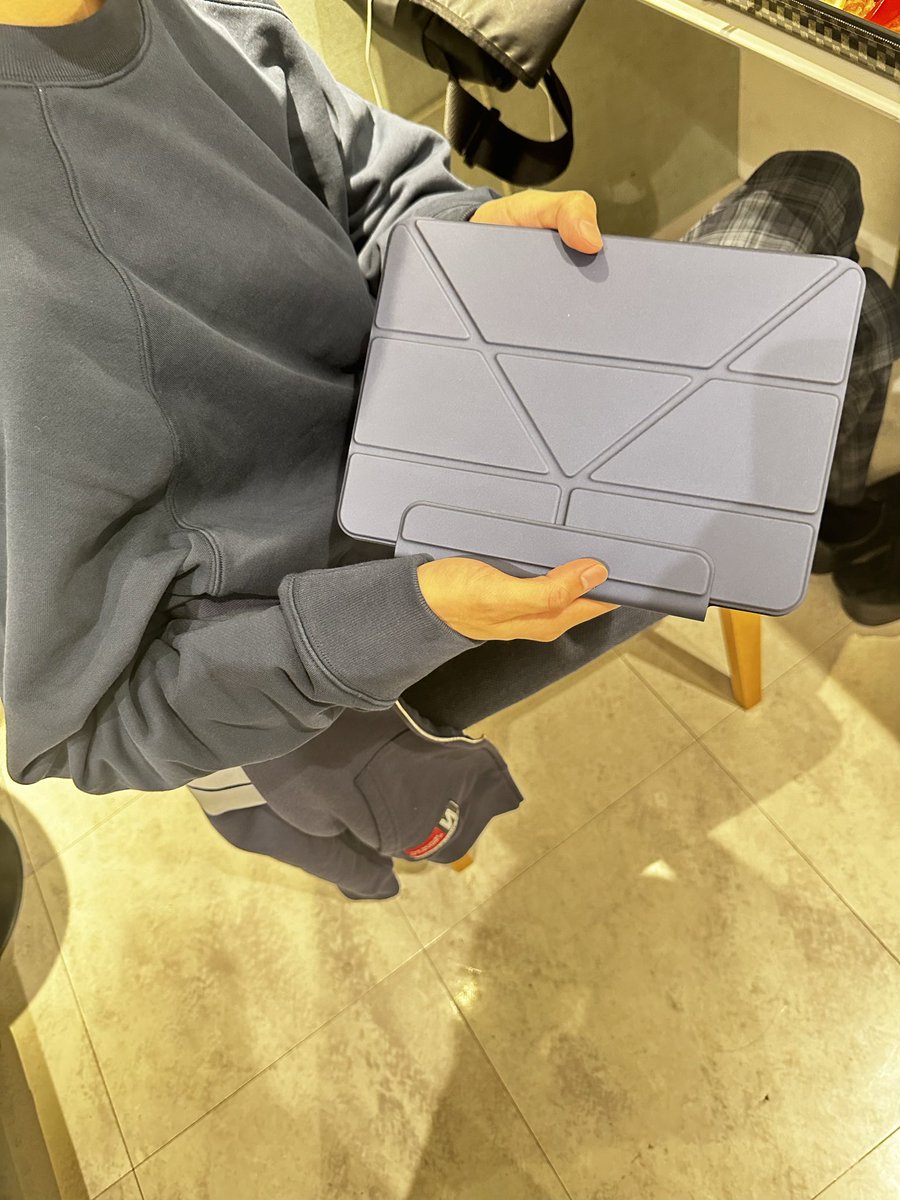 kirocco7's tweet image. 譜面用のiPad貸してくれた泣
ハルシくんが隣でギター弾いてるの不思議だった

ポルカもリリースおめでとう！