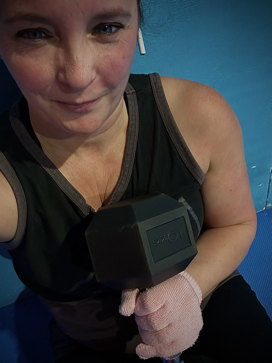 Gym done ✅💪. Had a really good chat with my pt on Tuesday and she’s helped me get my mojo back. Not sure if I’m pulling that face coz of how cold the weight was or how heavy! 😂😂😂