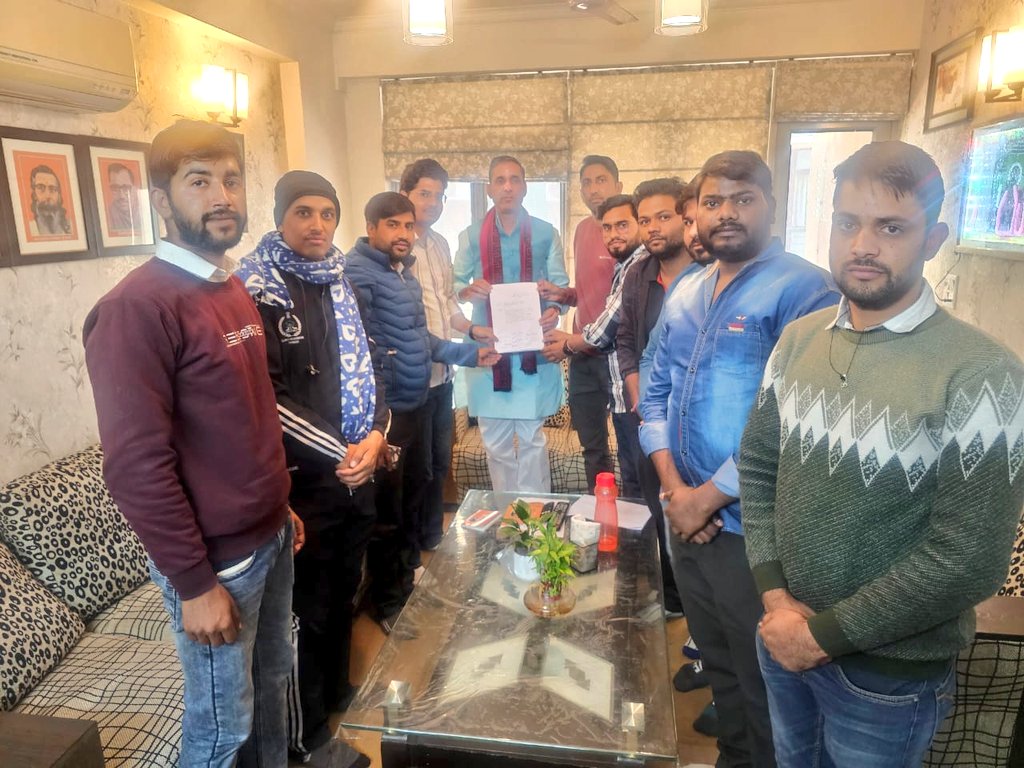 AshokSaini_BJP's tweet photo. आज राजस्थान राज्य पथ परिवहन निगम की परिचालक भर्ती परीक्षा की तैयारी कर रहे विद्यार्थियों के प्रतिनिधि मंडल ने मुलाकात की। इस दौरान विद्यार्थियों ने भर्ती हेतु माननीय मुख्यमंत्री श्री भजनलाल शर्मा जी का आभार व्यक्त करते हुए पद वृद्धि से संबंधित अपनी मांगों का पत्र सौंपा और उसे मुख्यमंत्री जी तक पहुँचाने का अनुरोध किया।

विद्यार्थियों ने बताया कि वर्तमान में लगभग 500 पदों पर परिचालक भर्ती प्रक्रिया चल रही है, जबकि वास्तविक रिक्तियाँ 3654 पदों की हैं और बजट घोषणा 1650 पदों की भर्ती की गई थी।

मैंने विद्यार्थियों को आश्वस्त किया कि मुख्यमंत्री भजनलाल जी के नेतृत्व में भाजपा सरकार युवाओं के हितों के प्रति पूरी तरह संवेदनशील है और उनकी मांगों को सम्मानपूर्वक उचित स्तर तक पहुँचाया जाएगा। भाजपा सरकार सदैव युवा सशक्तिकरण और रोजगार को प्राथमिकता देती है।

#AshokSaini #BjpGovernment #Jaipur #Rajasthan #BhajanlalSharma @BhajanlalBjp @madanrrathore