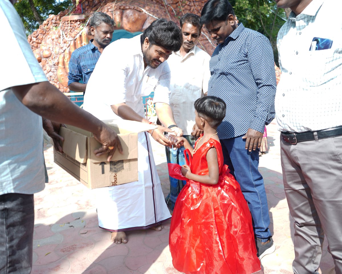 LalgudiSurya's tweet photo. 25/12/2025!!அன்பு, கருணையின் வடிவான அருளாளன் இயேசு பிரான் அவதரித்த திருநாளினையொட்டி நமது மனக்கால் கிராமத்தில் அமைந்திருக்கக்கூடிய டான் போஸ்கோ தேவாலயத்தில் இனிப்புகள் வழங்கி ஆசி பெற்று இயேசு பிரானின் பிறந்த நன்னாளையை மகிழ்ச்சியாக கொண்டாடிய தருணம்✨🎉💐 https://t.co/CffQtwsZvA