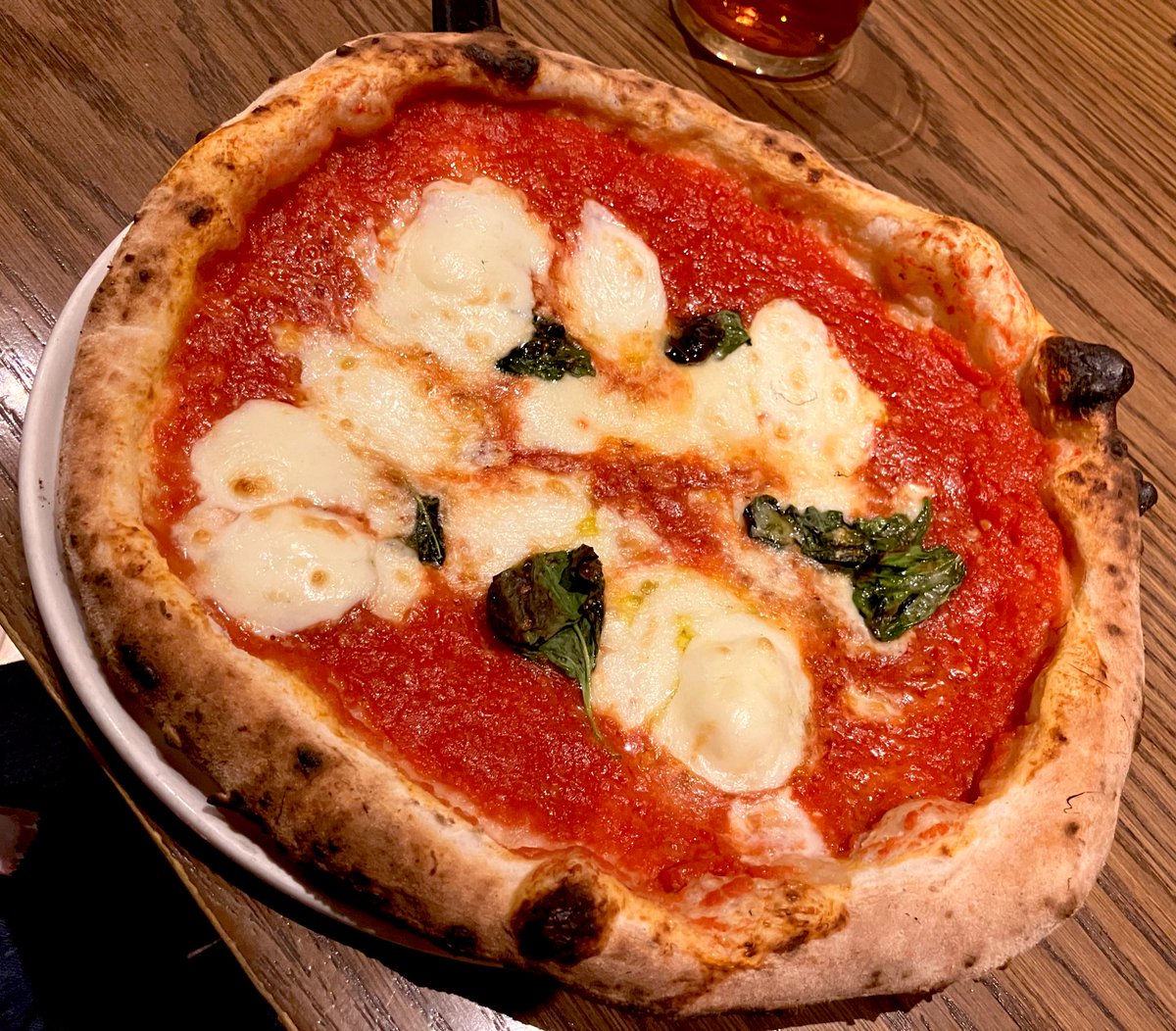 N響完走！！残すは都響1公演のみ！！今年は全8公演無事歌えそうで嬉しいけどまだ油断禁物なので明日まで気を引き締めます💪❤️‍🔥
写真はN響初日の楽屋と都響の稽古ハシゴしたときに食べた釜焼きピザ🍕✨