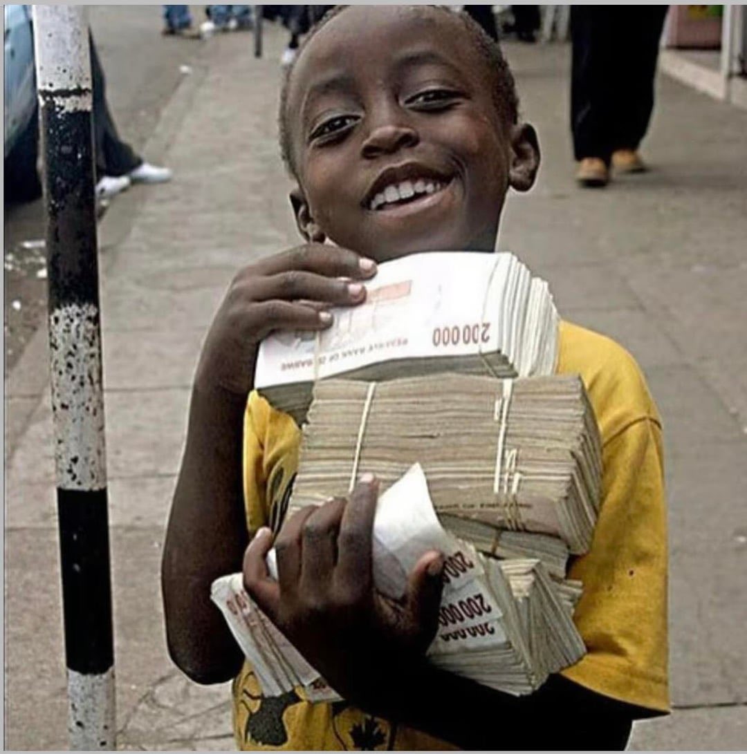 Niño de Zimbabue llevando dinero para comprar caramelos en 2008, después de que su Gobierno aplicara la teoría del doctor en Economía español Eduardo Garzón sobre la infinitud del dinero.