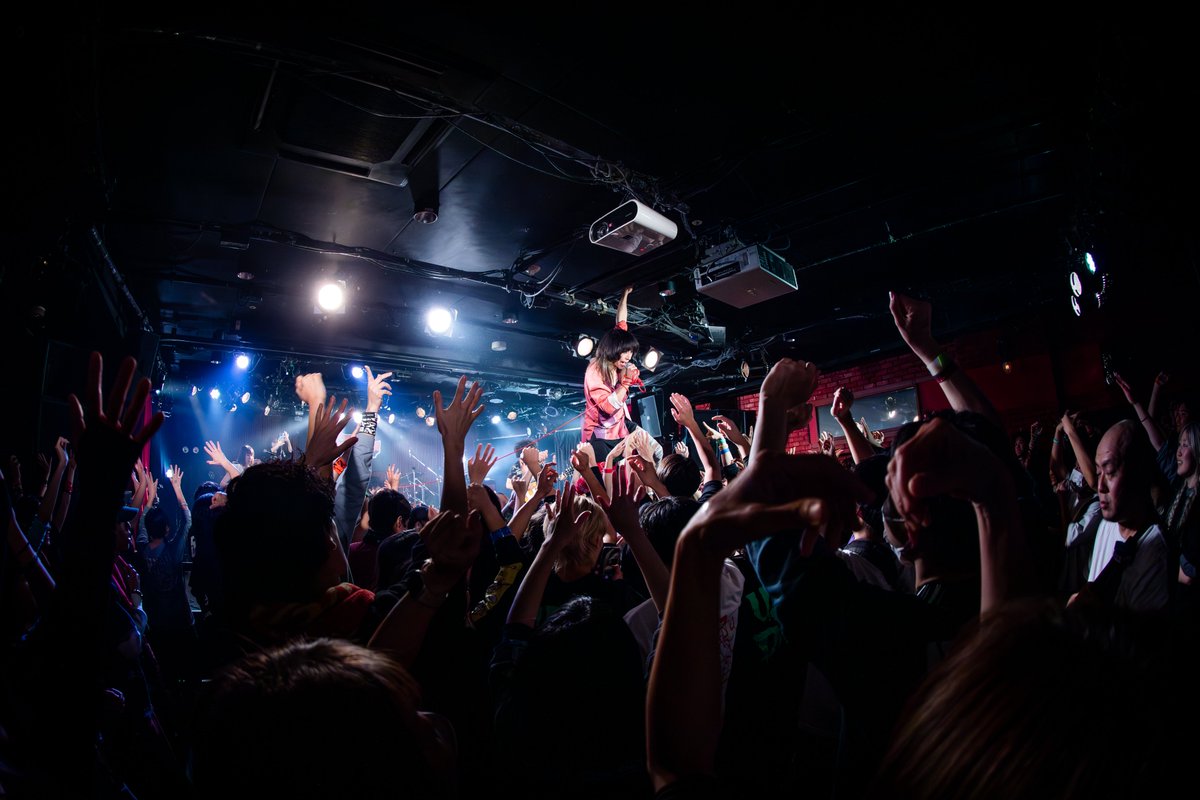 tokyo_countdown's tweet photo. 【バックドロップシンデレラ】 ライブ開始数秒でフロアに飛び込んでいくでんでけあゆみ。その瞬間にフラッシュバックしたのは今年ライブハウスで起きた数々の出来事。年末の長丁場ライブハウス、タイテ出てなきゃ頭突きだぞ。みんなで飛んだ回数だけ、来年も世界中が幸せであれ。 
#TOKYOCOUNTDOWN2025 https://t.co/F3rIpOnEhn